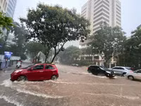 Hà Nội: Nhiều tuyến phố ngập sâu sau trận mưa như trút nước