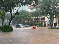Hà Nội: Nhiều tuyến phố ngập sâu sau trận mưa như trút nước