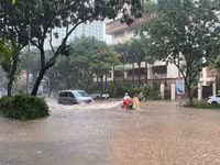 Hà Nội: Nhiều tuyến phố ngập sâu sau trận mưa như trút nước