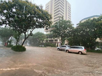 Hà Nội: Nhiều tuyến phố ngập sâu sau trận mưa như trút nước