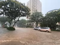 Hà Nội: Nhiều tuyến phố ngập sâu sau trận mưa như trút nước