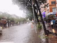 Hà Nội: Nhiều tuyến phố ngập sâu sau trận mưa như trút nước