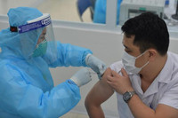 Cập nhật những khung hình về buổi tiêm vaccine Covid-19 đầu tiên tại Hà Nội, Hải Dương sáng 8-3