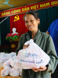 Nghĩa đồng bào và những nụ cười giúp vơi nỗi lo sau bão