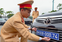 Kiểm tra, gắn biển xe ô tô phục vụ Đại hội Đảng lần thứ XIII