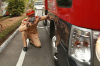 Kiểm tra, gắn biển xe ô tô phục vụ Đại hội Đảng lần thứ XIII