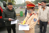 Kiểm tra, gắn biển xe ô tô phục vụ Đại hội Đảng lần thứ XIII