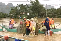 Giúp dân vượt lũ