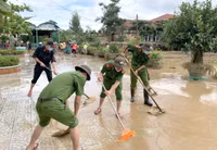 Giúp dân vượt lũ