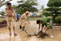 Giúp dân vượt lũ