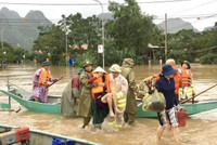 Giúp dân vượt lũ