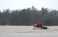 Giúp dân vượt lũ