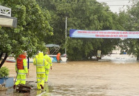 Giúp dân vượt lũ