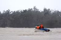 Giúp dân vượt lũ