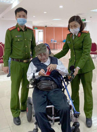 Hình ảnh đẹp của Công an Thủ đô cấp căn cước cho công dân