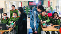 Hình ảnh đẹp của Công an Thủ đô cấp căn cước cho công dân