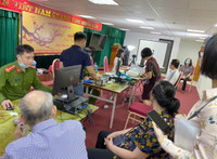 Hình ảnh đẹp của Công an Thủ đô cấp căn cước cho công dân