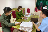 Hình ảnh đẹp của Công an Thủ đô cấp căn cước cho công dân