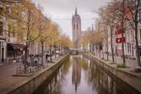 Những tòa nhà nghiêng độc đáo trên khắp thế giới