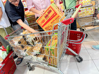 Hà Nội: Người dân lại đổ dồn đi mua lương thực, thực phẩm tích trữ