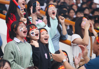 Fan nữ hâm nóng trận chung kết mùa giải 2023