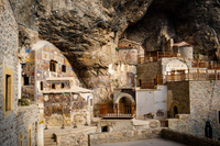 Tu viện cổ 2.000 năm tuổi 