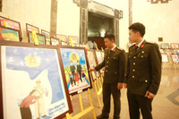 Hình ảnh đẹp về người chiến sĩ Công an nhân dân qua những bức tranh cổ động