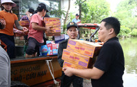 Vượt biển nước mang nhu yếu phẩm cho đồng bào vùng ngập lụt Chương Mỹ