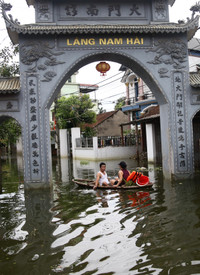 Cận cảnh cuộc sống trong vùng nước lũ ở Chương Mỹ