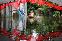 Cận cảnh cuộc sống trong vùng nước lũ ở Chương Mỹ