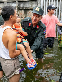 Vượt biển nước mang nhu yếu phẩm cho đồng bào vùng ngập lụt Chương Mỹ