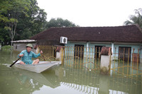 Cận cảnh cuộc sống trong vùng nước lũ ở Chương Mỹ