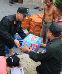 Vượt biển nước mang nhu yếu phẩm cho đồng bào vùng ngập lụt Chương Mỹ