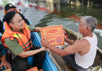 Vượt biển nước mang nhu yếu phẩm cho đồng bào vùng ngập lụt Chương Mỹ