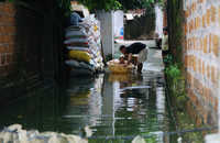 Cận cảnh cuộc sống trong vùng nước lũ ở Chương Mỹ