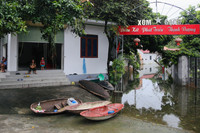 Cận cảnh cuộc sống trong vùng nước lũ ở Chương Mỹ