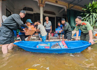 Vượt biển nước mang nhu yếu phẩm cho đồng bào vùng ngập lụt Chương Mỹ