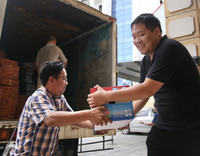 Vượt biển nước mang nhu yếu phẩm cho đồng bào vùng ngập lụt Chương Mỹ