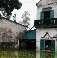 Cận cảnh cuộc sống trong vùng nước lũ ở Chương Mỹ