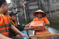 Vượt biển nước mang nhu yếu phẩm cho đồng bào vùng ngập lụt Chương Mỹ