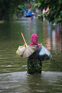 Cận cảnh cuộc sống trong vùng nước lũ ở Chương Mỹ