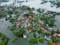 Cận cảnh cuộc sống trong vùng nước lũ ở Chương Mỹ