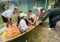 Vượt biển nước mang nhu yếu phẩm cho đồng bào vùng ngập lụt Chương Mỹ