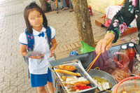 Thực phẩm bẩn “bủa vây” cổng trường học