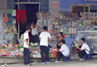 Thực phẩm bẩn “bủa vây” cổng trường học