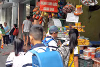 Thực phẩm bẩn “bủa vây” cổng trường học