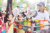 Thực phẩm bẩn “bủa vây” cổng trường học