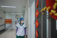 Khu cách ly Bệnh viện Thanh Nhàn: Số ca Covid-19 tăng trở lại, cả trẻ em và người già