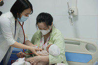 Khu cách ly Bệnh viện Thanh Nhàn: Số ca Covid-19 tăng trở lại, cả trẻ em và người già