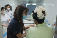 Khu cách ly Bệnh viện Thanh Nhàn: Số ca Covid-19 tăng trở lại, cả trẻ em và người già